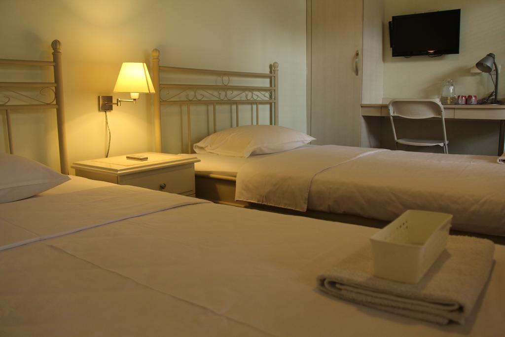Bed And Breakfast Tomang Jakarta Room photo