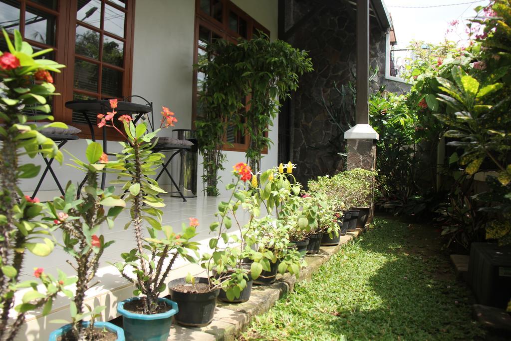 Bed And Breakfast Tomang Jakarta Exterior photo